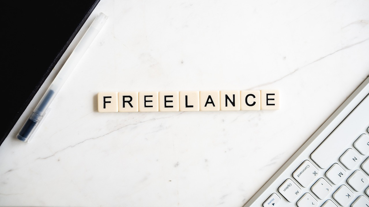 image with the word "freelance" spelled out with scrabble pieces